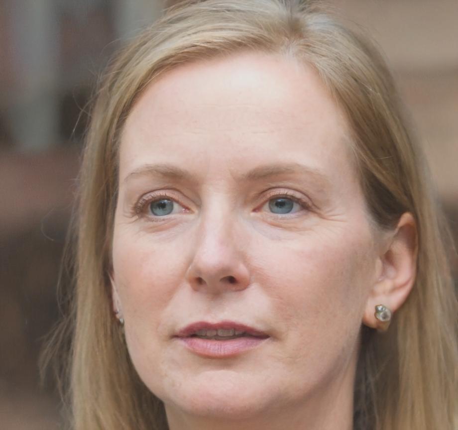 Zufriedene Unternehmerin Helena Richter nach erfolgreicher Budgetoptimierung