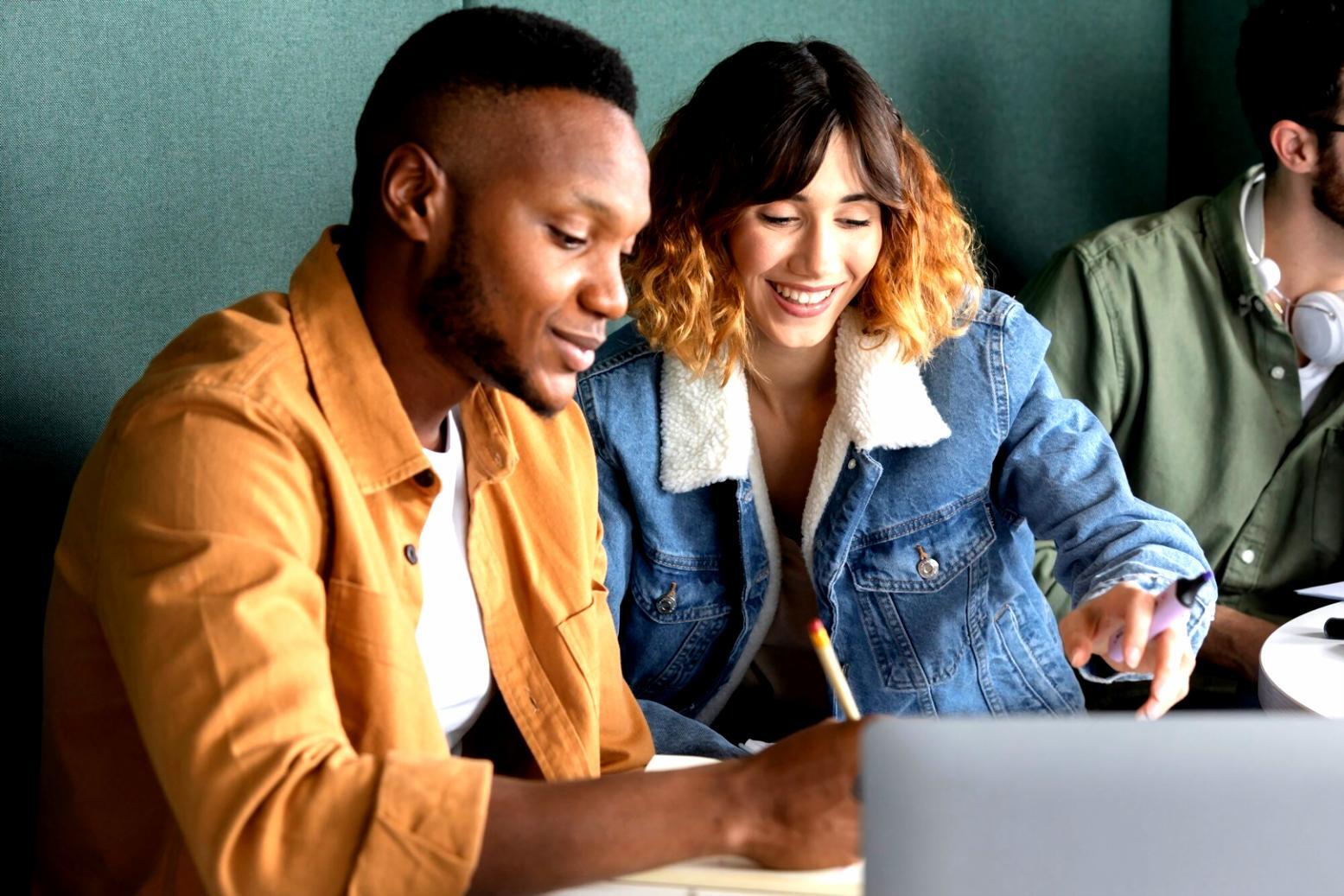 Moderne Büroumgebung mit Finanzplanungsunterlagen