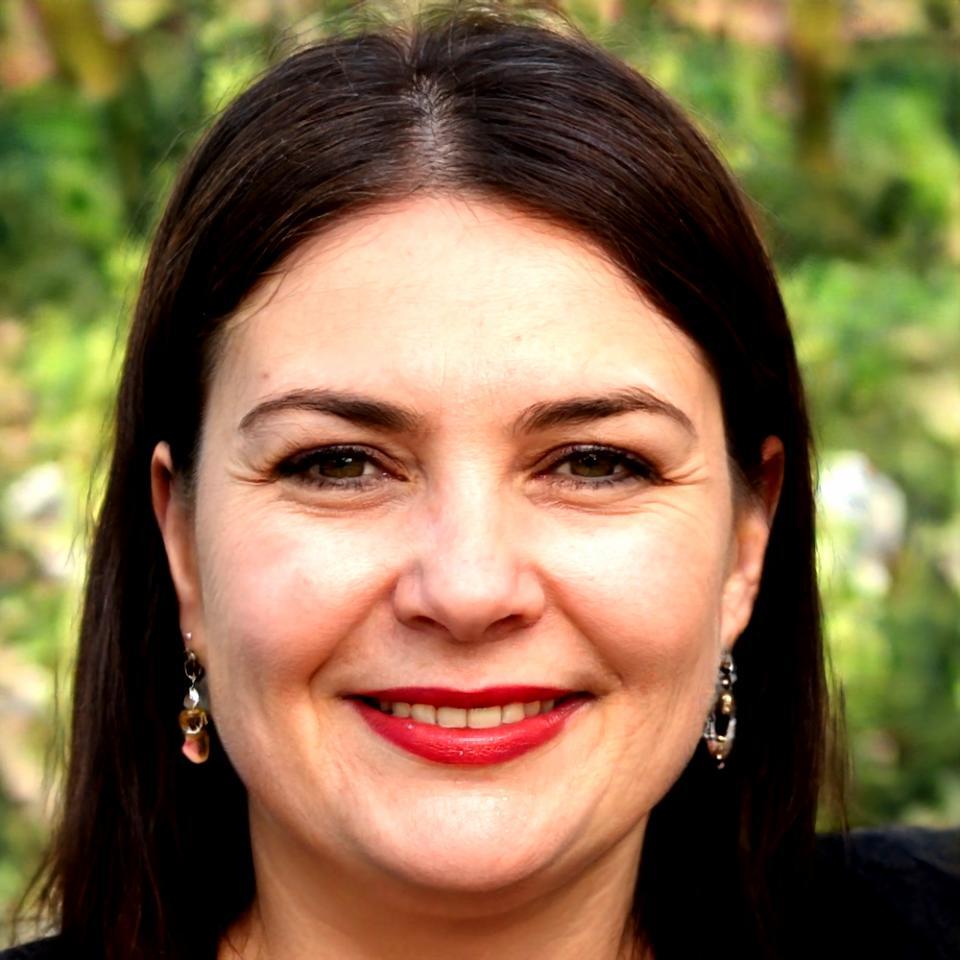 Finanzanalystin beim Erstellen detaillierter Budgetberichte